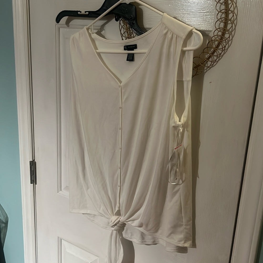 New Directions tank, Size medium, NWT. Button front with tie in front